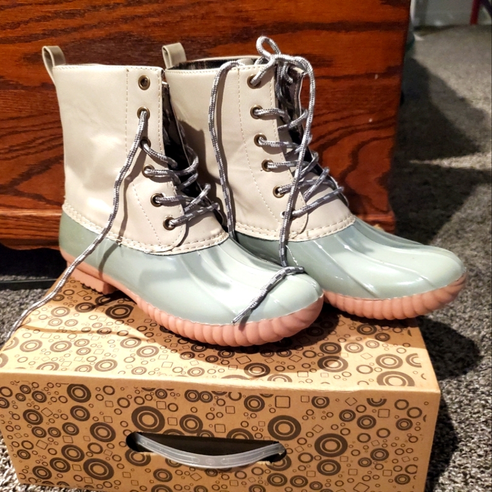 Avanti duck boots womens size 6, tan and light teal.  Worn once.